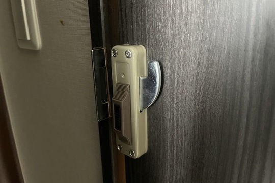 相模原市南区にて戸建の室内扉の鍵新規取付になります！