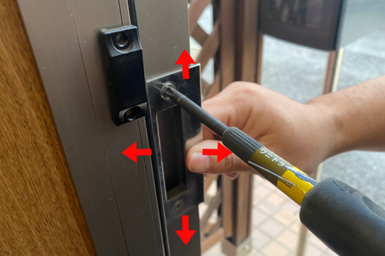 ストライクを動かし位置の調整を行う