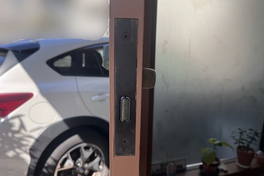 足柄上郡山北町にて戸建の玄関の鍵修理のご依頼（鍵を回すと違和感）（汚れによる動作不良）（錠ケース洗浄）