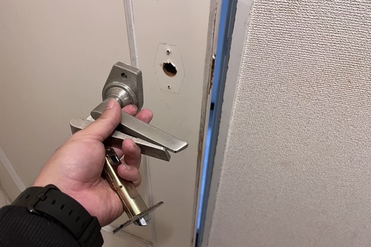 交換中の室内扉の鍵（鍵無しから鍵有りへ）