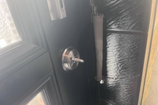 修理前の玄関の鍵(鍵が回しづらい)(ストライクにデッドボルトが当たっている)