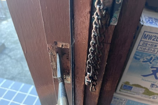 修理中の玄関(ストライクの穴を広げる)(加工)