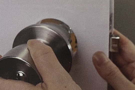 室外側のドアノブを取り付ける