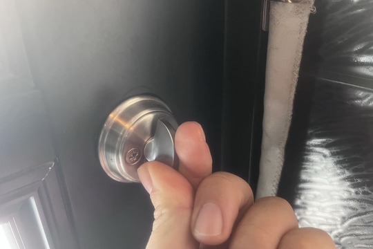 修理後の玄関の鍵(鍵がスムーズに回るように)