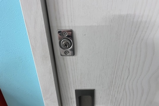 座間市にて施設内扉の鍵新規取付になります！