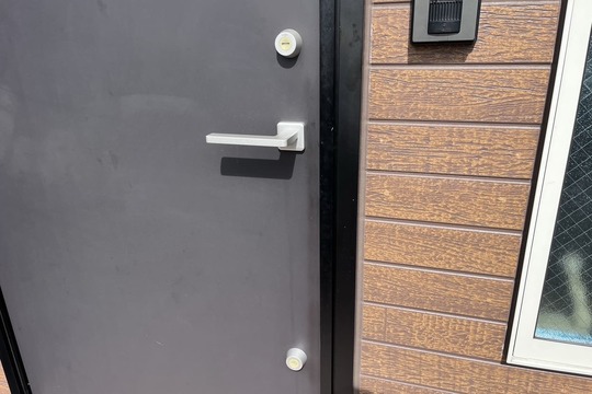 横須賀市にて戸建の玄関の鍵交換のご依頼【MIWA】（カラ）【FUKI】（コア）