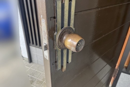 本日は伊勢原市にて戸建の玄関鍵交換のご依頼をいただきました！
