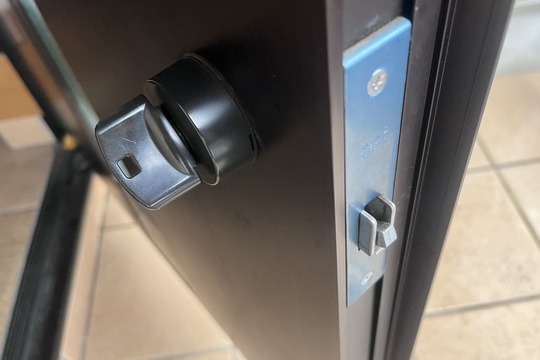 足柄上郡開成町にて戸建の玄関鍵修理のご依頼（鍵が固い）（錠ケース）（汚れ）