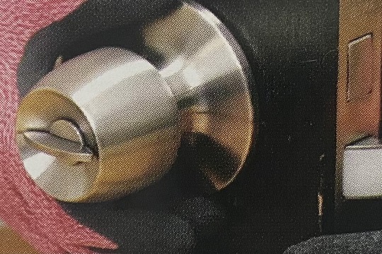 室内側のドアノブを取り外す