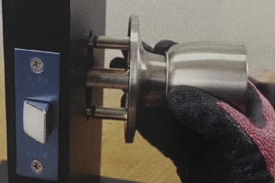 ドアノブを差し込んでプレートで固定する