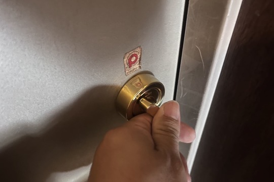 足柄上郡中井町にて戸建の玄関の鍵修理のご依頼（ストライクの歪み直し）