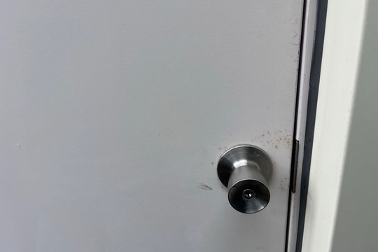 本日のご依頼は足柄上郡松田町にて会社内従業員出入り口扉の鍵新規取り付けになります！