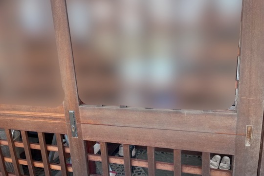 取り付け前の玄関扉(引き戸)(引き違い錠)(戸先錠)