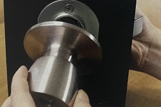 室内側のドアノブを取り外す