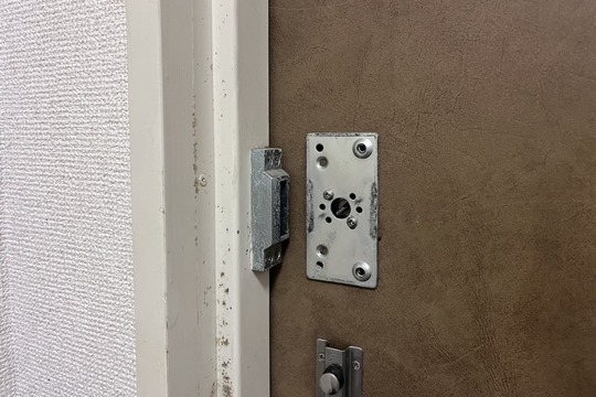 取り付け前の玄関の鍵(面付錠)(面付錠本体の故障)