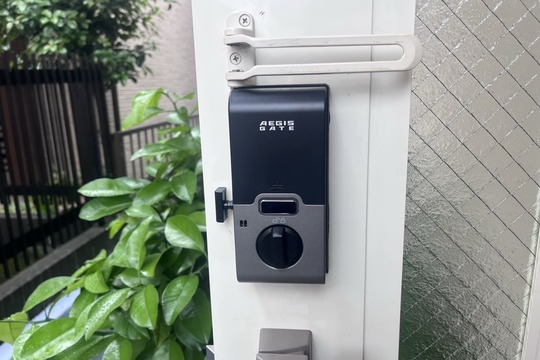 交換中の玄関の鍵（センサーを取り付けオートロック機能を付ける）
