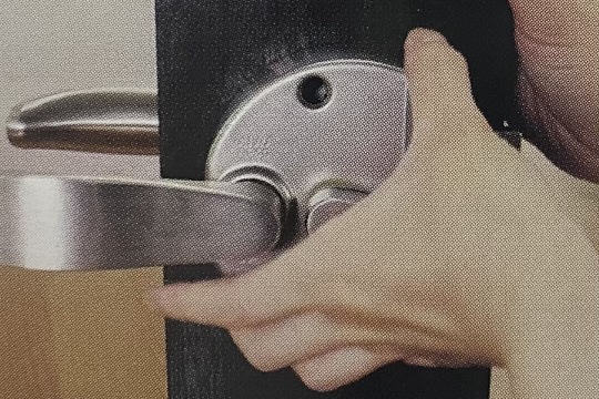 室内側の錠本体を外す