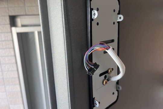 新規取付中の玄関(電子錠の取付)