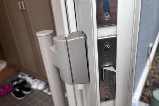 横浜市緑区にて玄関の鍵修理のご依頼（ドアノブがグラグラ）（ネジの締め直し）