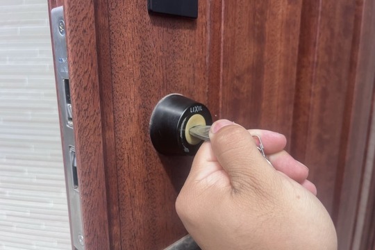 大和市にて戸建の玄関の鍵修理のご依頼（シリンダー洗浄）