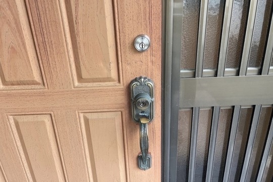 平塚市にて戸建の玄関の鍵新規取付のご依頼をいただきました！