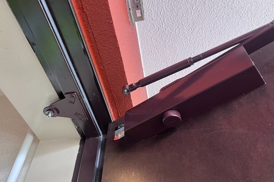 厚木市にて集合住宅の玄関ドアクローザー修理のご依頼をいただきました！