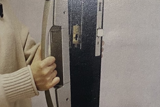 室内外のハンドルを取り付ける