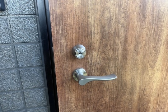 本日は南足柄市にて集合住宅の玄関鍵交換のご依頼をいただきました！