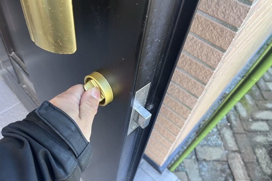 綾瀬市にて戸建の玄関の鍵修理のご依頼（動作不良）（錠ケース）（洗浄）