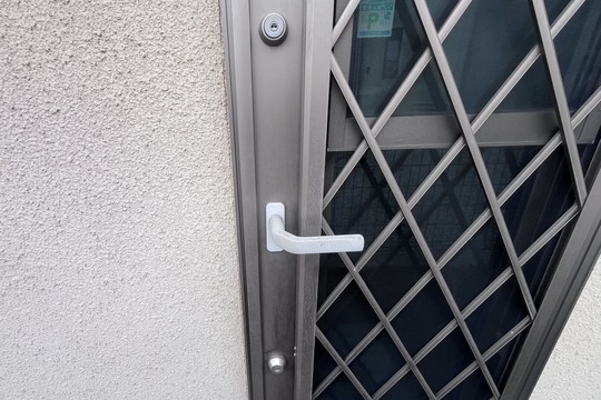 作業前の勝手口の鍵(鍵が無い)(ほとんど鍵を使う事は無い)