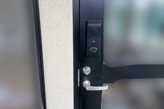 逗子市にて施設の入り口鍵新規取付のご依頼をいただきました！