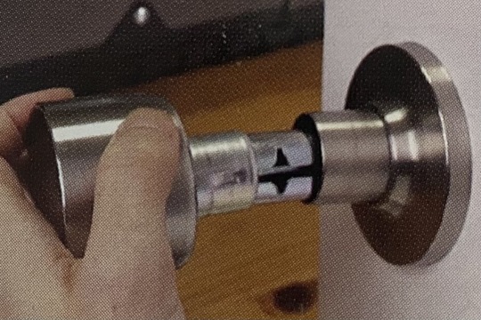 室内側のドアノブを取り付ける