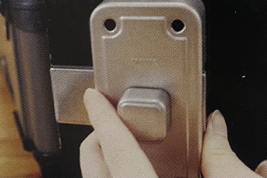 箱錠本体を取り付ける