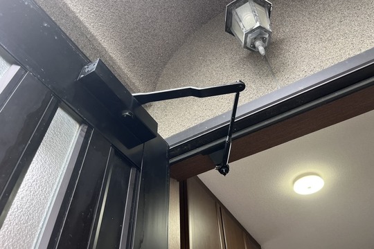 交換前の玄関ドアクローザー（油漏れ）（扉が勢いよく閉まる）