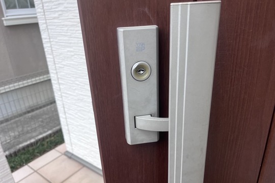 修理前の玄関の鍵（鍵折れ）（鍵が抜けない）