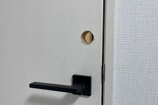 新規取付中の室内扉（扉に穴開け）（扉と縁側に加工）