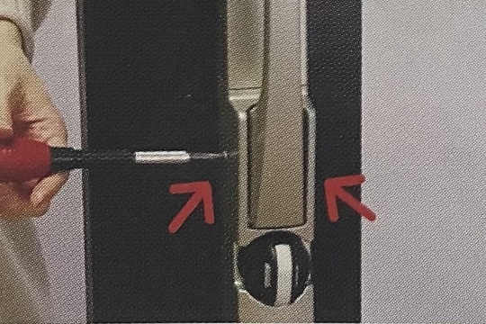 室内側ハンドルを取り外す