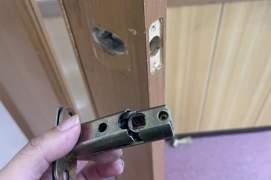 交換中の室内扉の鍵(ラッチ交換)