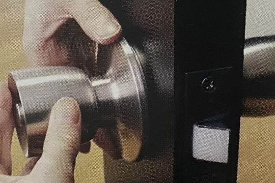 室内側ドアノブを取り付ける
