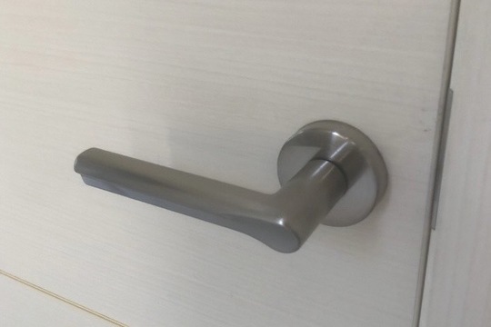 本日は足柄上郡大井町にて戸建の室内扉レバーハンドル交換のご依頼を頂きました！