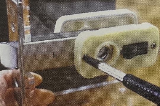 カバー、台座を外す