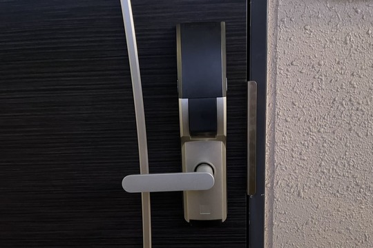 小田原市にて玄関の電子錠の電池交換のご依頼【ALPHA】（電子錠）（電池カバーの取り外し&電池交換）