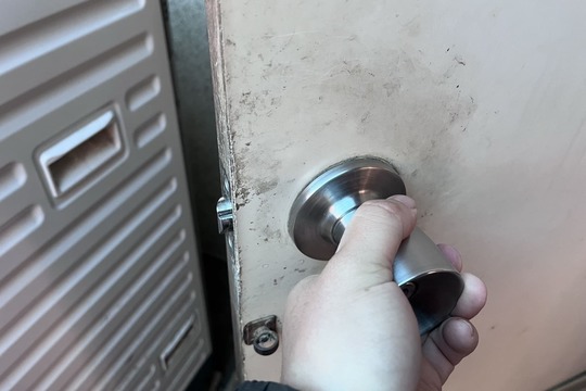 交換前の勝手口の鍵(ラッチがあまり動いていない)