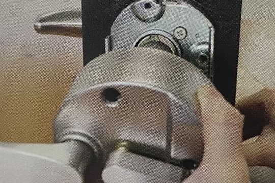 室内側の錠本体を取り付ける