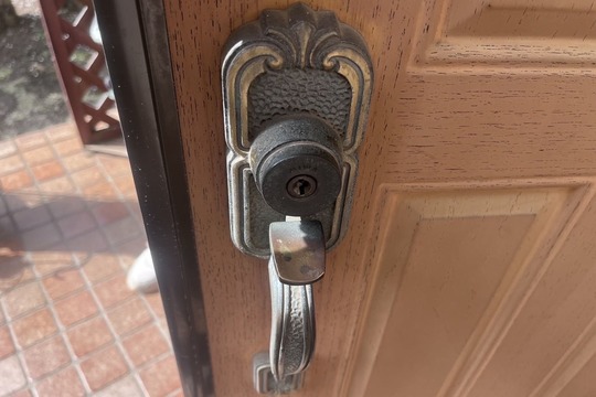 座間市にて戸建の玄関の鍵新規取付のご依頼【GOAL】（面付錠）（ピンシリンダー）