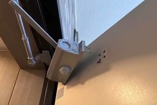 外れそうなドアクローザー