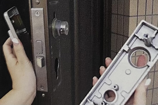 ケースカバーを取り外す