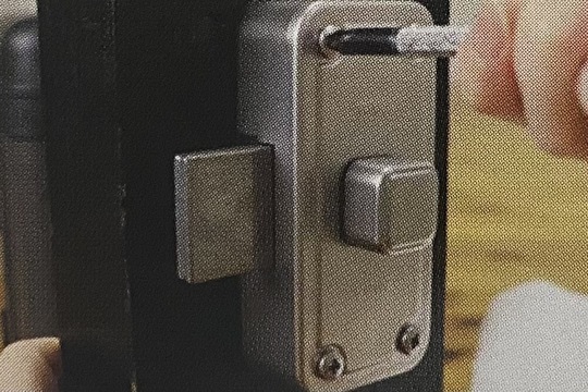 錠箱本体を取り外す