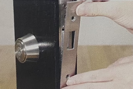 側面のプレートを取り外す