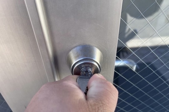 本日のご依頼は小田原市にて会社の玄関鍵修理になります！